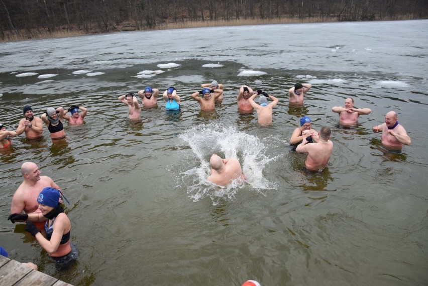 Skarszewy. Oficjalne zamknięcie sezonu zimowych kąpieli nad jeziorem Borówno Wielkie 