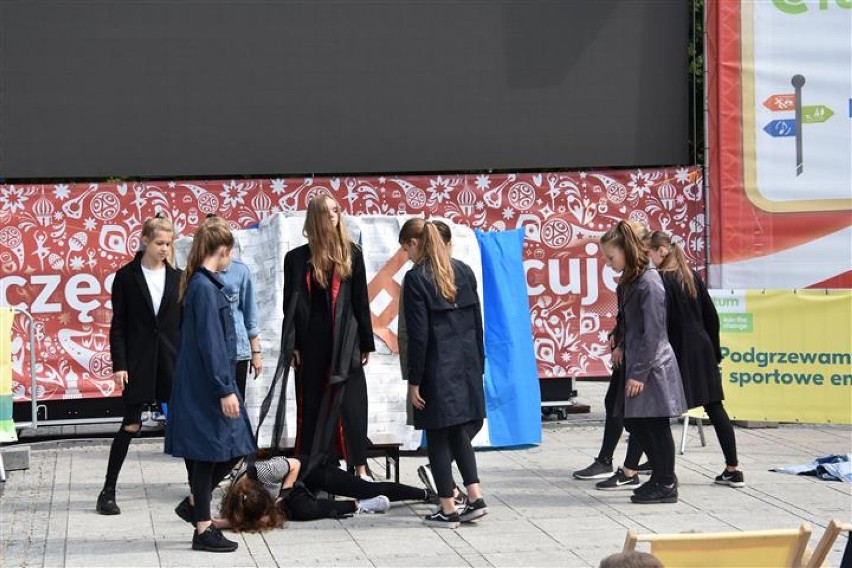 Częstochowa. Happenig - Bez uzależnień. Teatr, pokazy psa policyjnego ZDJĘCIA