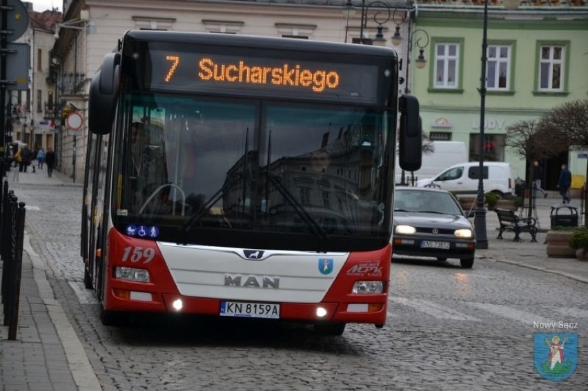 Ludomir Handzel w Dzień Kobiet wręczał sądeczankom kwiaty