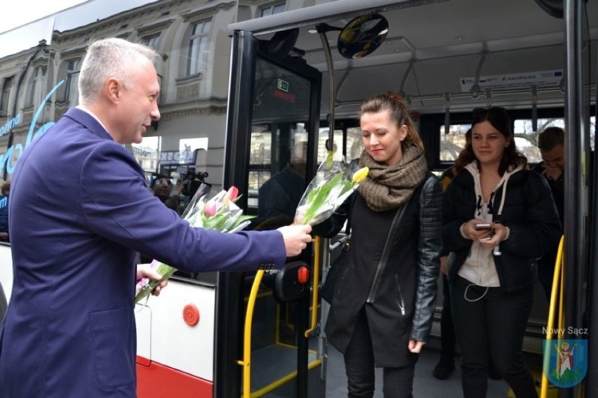 Ludomir Handzel w Dzień Kobiet wręczał sądeczankom kwiaty