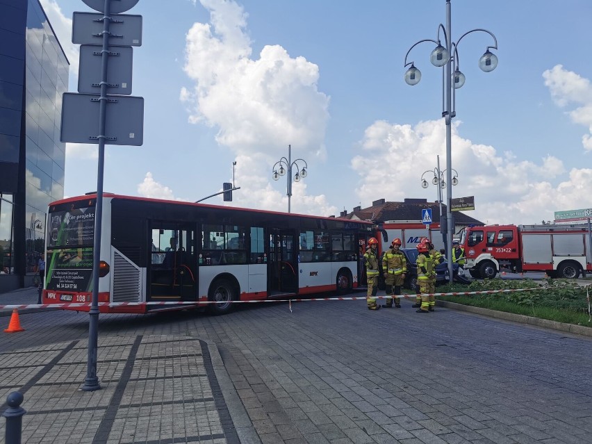 Wypadek autobusu w Częstochowie - ZDJĘCIA. Zderzył się z osobówką, dwie osoby ranne. Na miejscu były duże utrudnienia