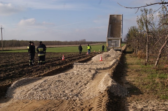 Podczas utwardzania drogi gruntowej na odcinku Szczuki - Nowy Chodnów w gminie Biała Rawska, wywrotka rozsypująca tłuczeń, zahaczyła o linie energetyczne. 34-latek zginął na miejscu. 21-latka, pomimo reanimacji, nie udało się uratować. Mężczyźni byli pracownikami firmy z Kielc