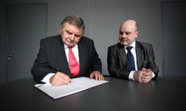 Podpisy pod aktem notarialnym złożyli: Tadeusz Rzepecki, prezes rosyjskiej firmy (z lewej) i Andrzej Styczeń, prezes Technoparku Łódź.