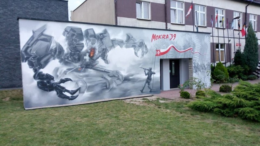 Niezwykły mural powstał przy muzeum w Mokrej. Zaprojektował go twórca monumentalnych częstochowskich murali ZDJĘCIA 