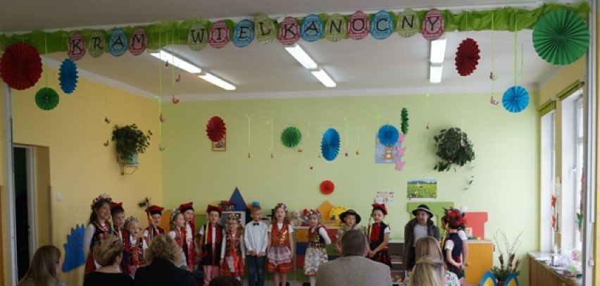 Głogowskie przedszkolaki razem z rodzicami przygotowywali świąteczne ozdoby