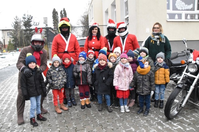 MotoMikołaje z ZSP Śrem odwiedzili dzieci i składali życzenia świąteczne częstując piernikami i cukierkami