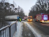 Zderzenie na drodze krajowej nr 94 w Falmirowicach. Osobowy opel zderzył się z ciężarowym DAF-em, który wyjechał z drogi podporządkowanej