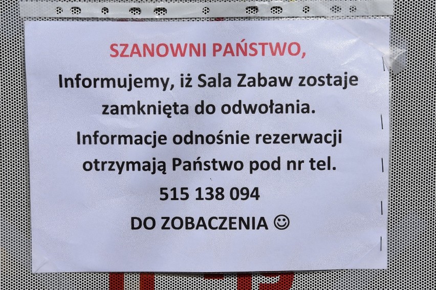 Witryny sklepów, restauracji, salonów, banków oklejone informacjami o ograniczonej obsłudze. Puste ulice, rynek, park