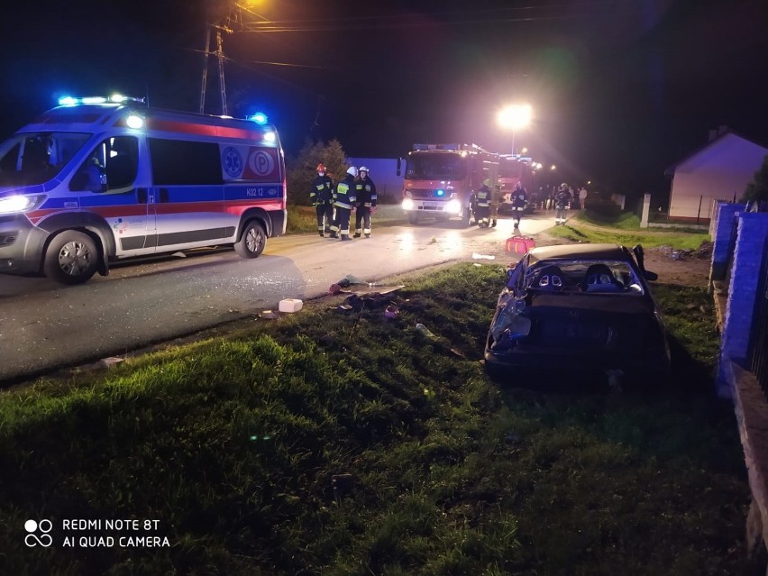 Skrzynka. Wypadek na drodze powiatowej. Samochód wypadł z drogi i uderzył w betonowy mostek. Kierowca był pijany [ZDJĘCIA]