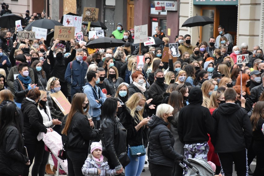 Najlepsze zdjęcia ze strajku kobiet w Chrzanowie. Setki mieszkańców na ulicach. Piekło kobiet. [GALERIA]