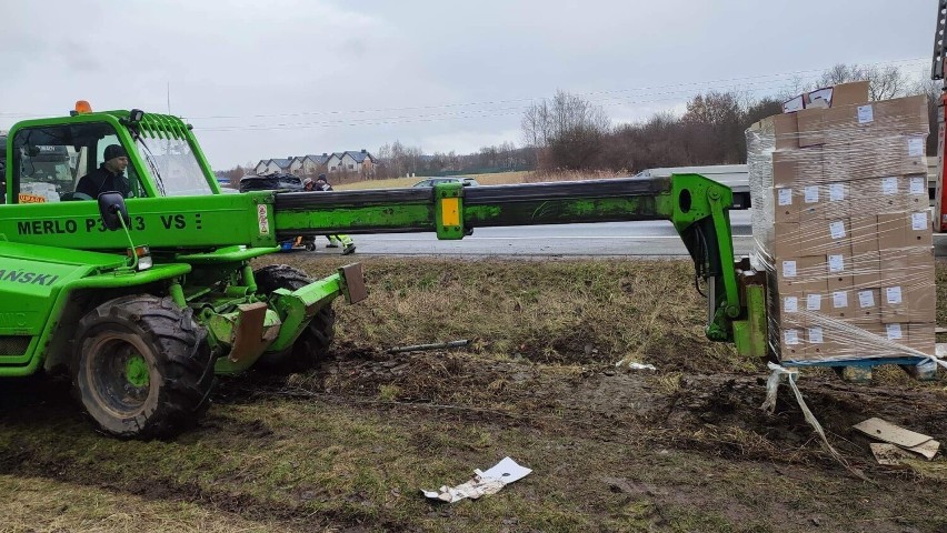 Na autostradzie A4 znów niespokojny dzień. Kolizja trzech aut, tir w rowie, zderzenie