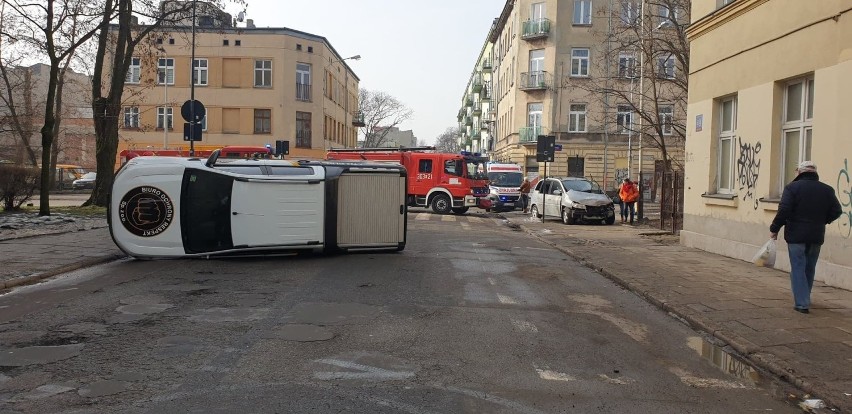 Wypadek u zbiegu ul. Pogonowskiego i ul. 6 Sierpnia. Samochód na boku ZDJĘCIA