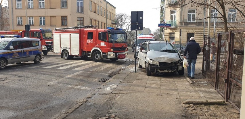 Wypadek u zbiegu ul. Pogonowskiego i ul. 6 Sierpnia. Samochód na boku ZDJĘCIA