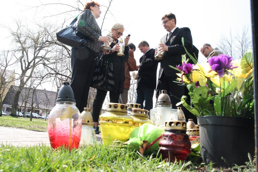 Radni i burmistrz złożyli znicze pod krzyżem na Rynku