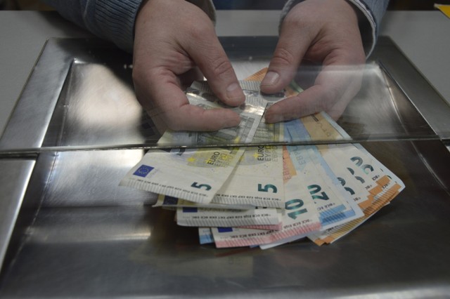 Plik pieniędzy wędrował z rąk do rąk, w końcu zniknęło z niego 700 euro. Pracownik kantoru zorientował się, że został oszukany dopiero następnego dnia.