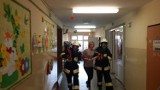 Strażacy w akcji, czyli  ćwiczenia związane z ewakuacją szkoły w Jaraczewie [ZDJĘCIA]