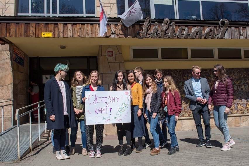 Zakopane: Licealiści urządzili pikietę poparcia dla strajkujących nauczycieli [ZDJĘCIA]