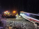 Śmiertelny wypadek koło Lubawki. W zderzeniu autobusu z osobówką zginął młody kierowca. Na drodze lód