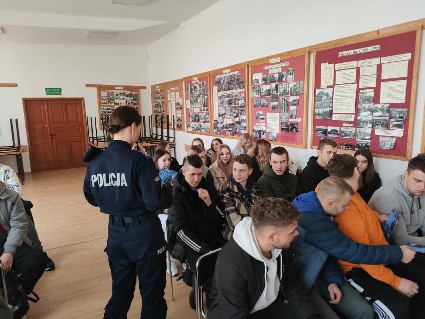 Policjanci z Tucholi odwiedzili klasy maturalne w Zespole...