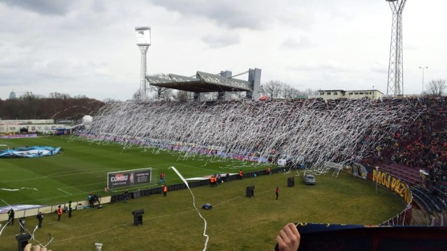 Stadion w Szczecinie jeszcze w całości podczas spotkania Pogoni Szczecin i Zagłębia Lubin