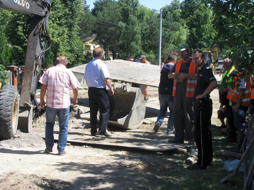 Ratownicy przez dwie godziny walczyli w Smardowie o życie zasypanego mężczyzny [FOTO] 