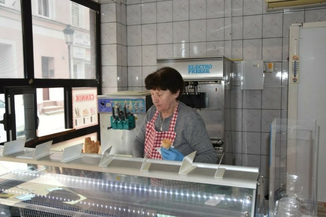 Pani Halina od 25 lat prowadzi lodziarnię w Kościerzynie. Zajęła się tym po przejściu na emeryturę.