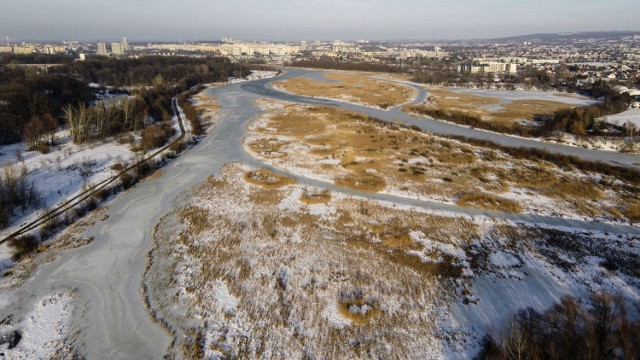 Pomimo dodatnich temperatur i słonecznej pogody Wisłok dalej zamarznięty.