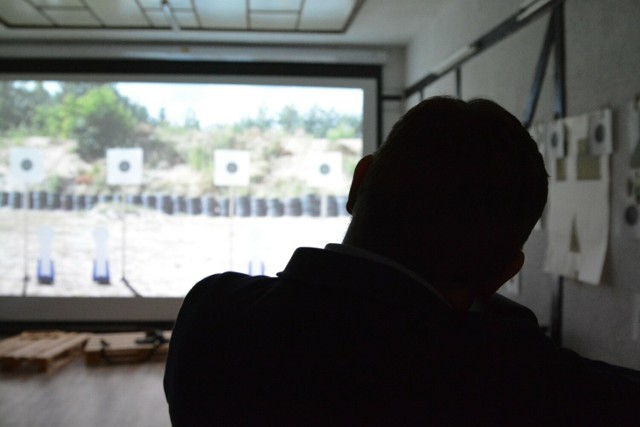 Oficjalne otwarcie wirtualnej strzelnicy w Wiejskim Domu Kultury w Płociczu.