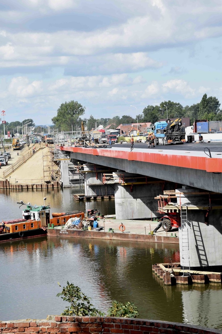 Nowy most w Malborku - wylewają asfalt, jeszcze w tym miesiącu będzie można jechać