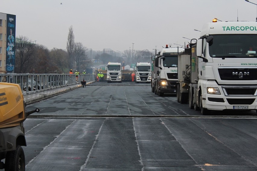 Prace na nowym wiadukcie Trasy Łazienkowskiej na finiszu. Ułożono już asfaltową nawierzchnię. Kiedy kierowcy tamtędy pojadą?