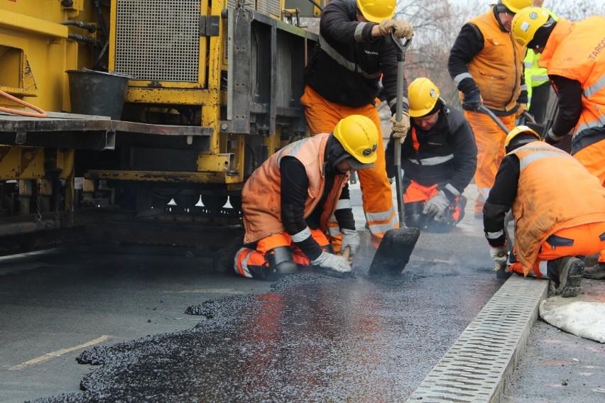 Prace na nowym wiadukcie Trasy Łazienkowskiej na finiszu. Ułożono już asfaltową nawierzchnię. Kiedy kierowcy tamtędy pojadą?