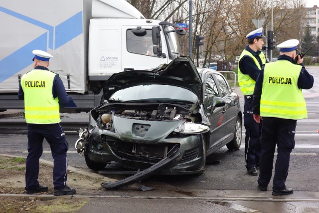 Dwa samochody zderzyły się na skrzyżowaniu Zgierska/Pasieczna w Łodzi. 6.04.2016