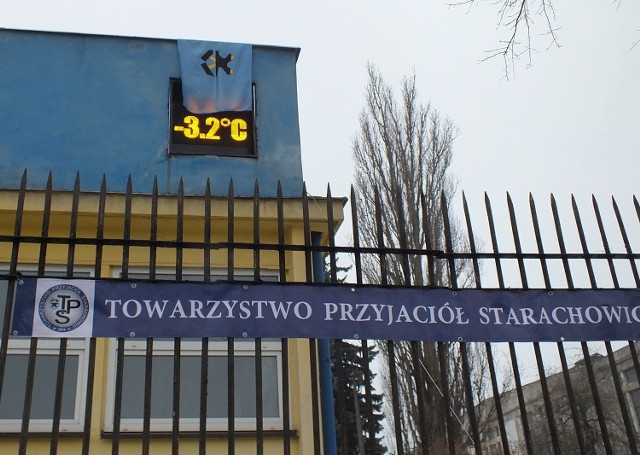 Nowy zegar przy dawnej bramie Przy Zegarach pokazuje także temperaturę