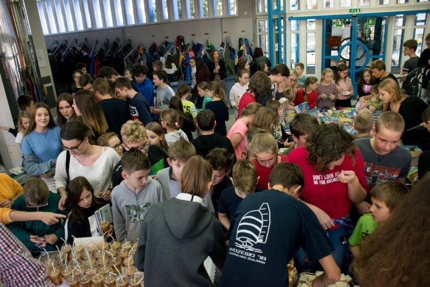 Uczniowie ze szkoły społecznej w Kielcach przekazują książki, żeby pomóc „bezdomniakom” 