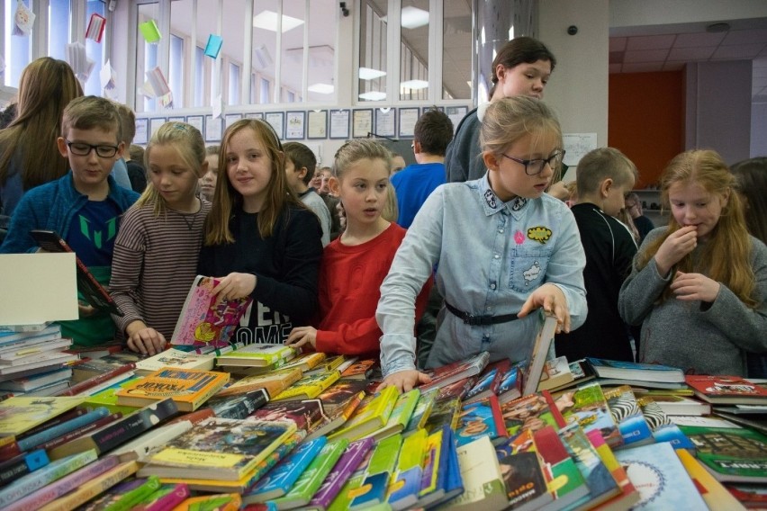 Uczniowie ze szkoły społecznej w Kielcach przekazują książki, żeby pomóc „bezdomniakom” 