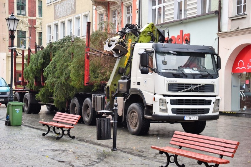 W poniedziałek, 4 grudnia, przed południem obok Ratusza w...