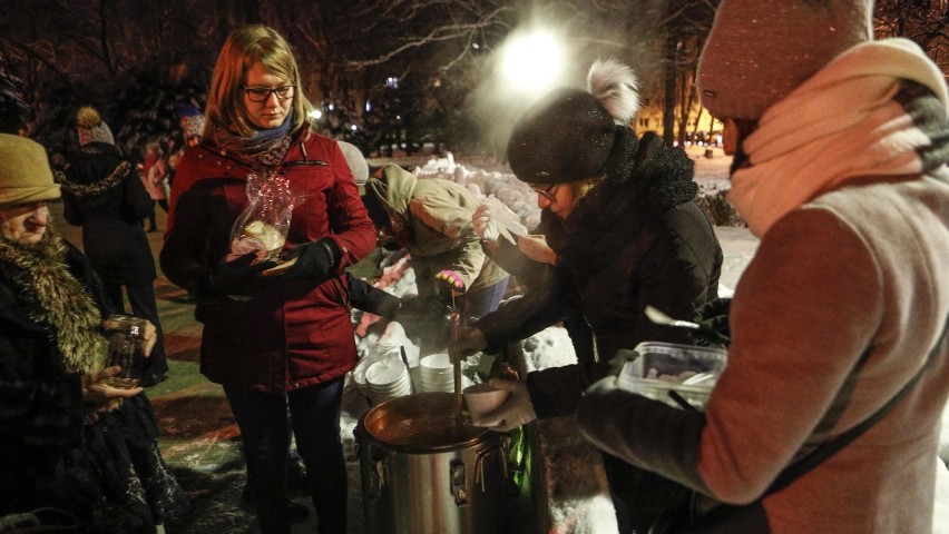 W poniedziałki o godz. 19 na Placu Ofiar Getta w Rzeszowie,...