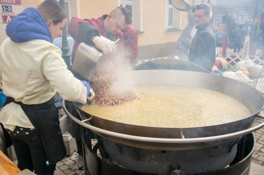 Wielkie gotowanie na żarskim rynku. Żur i jajecznica z 2018 jaj [ZDJĘCIA]