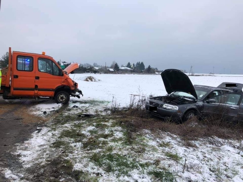 Zderzenie busa z autem osobowym. Cztery osoby są poszkodowane