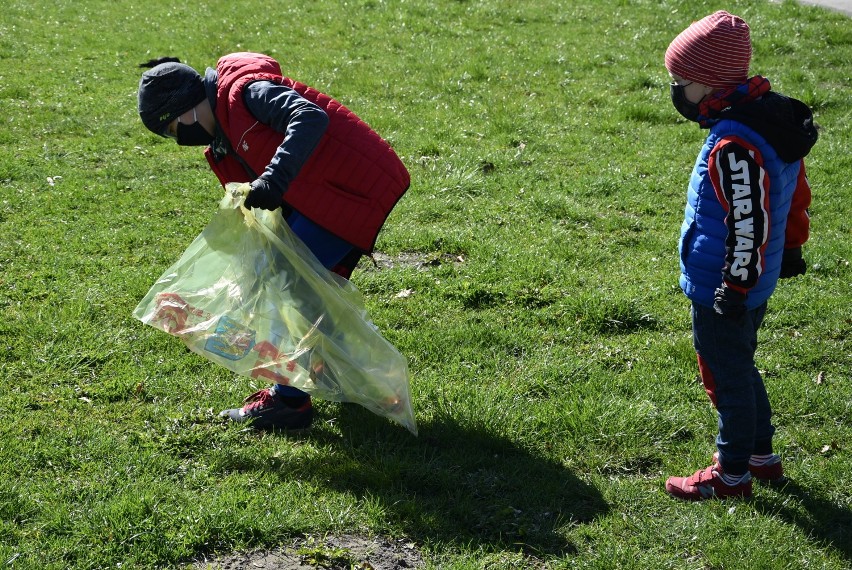 Akcja sprzątania w Grodzisku Wielkopolskim. Zebrano 20 worków pełnych śmieci