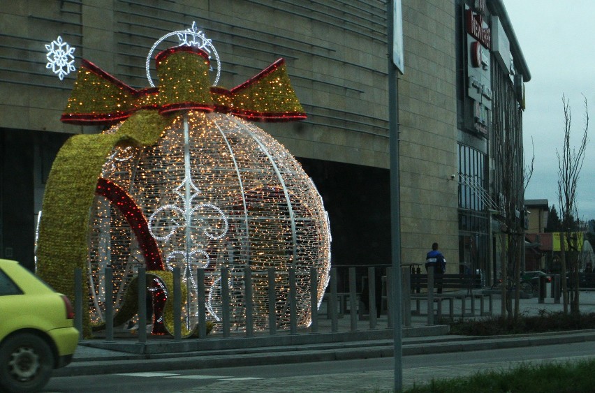 Nowy Sącz. Świąteczna bombka przed Trzema Koronami [ZDJĘCIA]