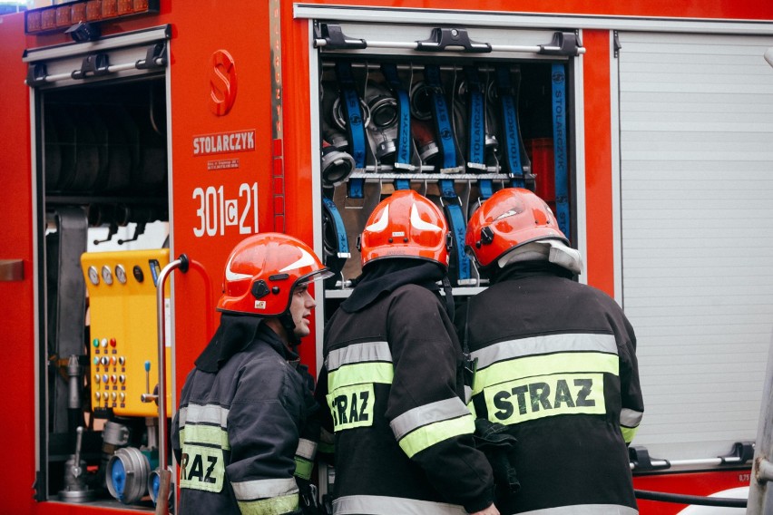 Pożar w bloku na Gniazdowskiego we Włocławku. Ewakuacja mieszkańców, sprawca miał prawie 1,5 promila