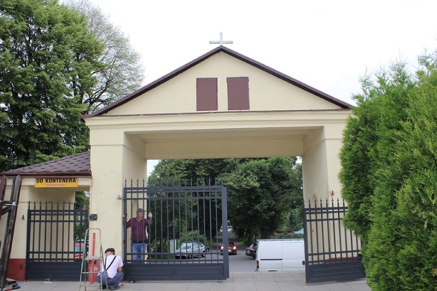 Stary cmentarz w Żorach ma nową bramę