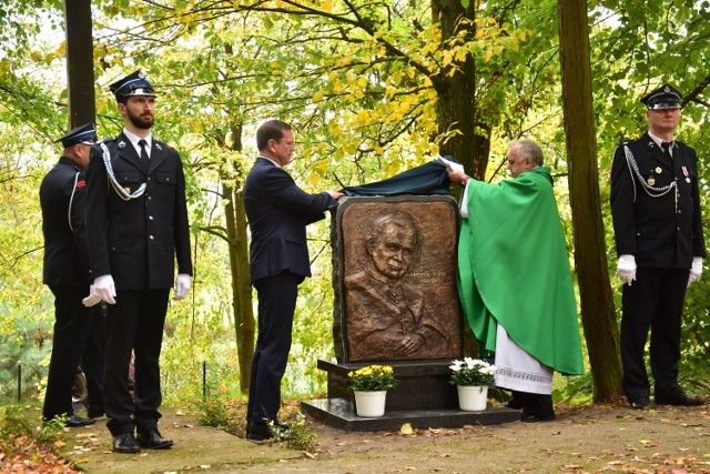 Zdjęcia z uroczystości odsłonięcia odrestaurowanej tablicy poświęconej Janowi Pawłowi II, która został przeniesiona ze Żnina do Gorzyc.