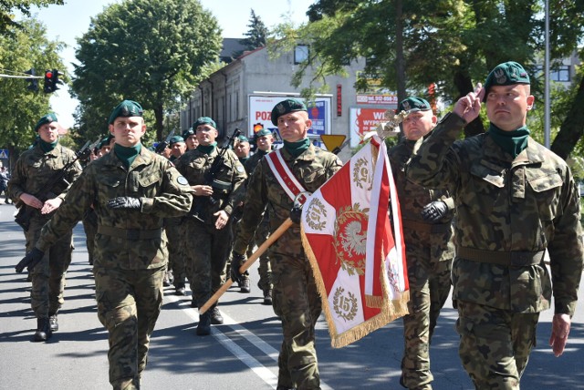 Święto Wojska Polskiego w Sieradzu.Salwa honorowa, musztra paradna, defilada