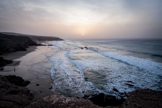 CC BY 2.0

Kolejny ulubieniec z archipelagu Wysp Kanaryjskich, czyli Fuerteventura. Otoczona wodami Oceanu Atlantyckiego, stwarza idealne warunki do leniwego wypoczynku i uprawiania sportów wodnych. W Corralejo, największym kurorcie wyspy, znajdziecie mnóstwo plaż ograniczonych wulkanicznymi skałami – widoki są cudowne!