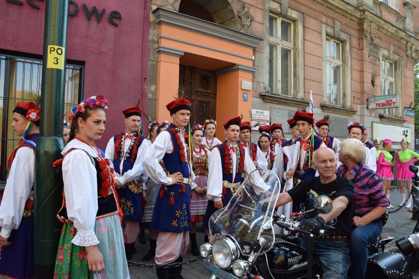 Festiwal "Świat pod Kyczerą" otwarty. Folklor opanował świdnicki Rynek!