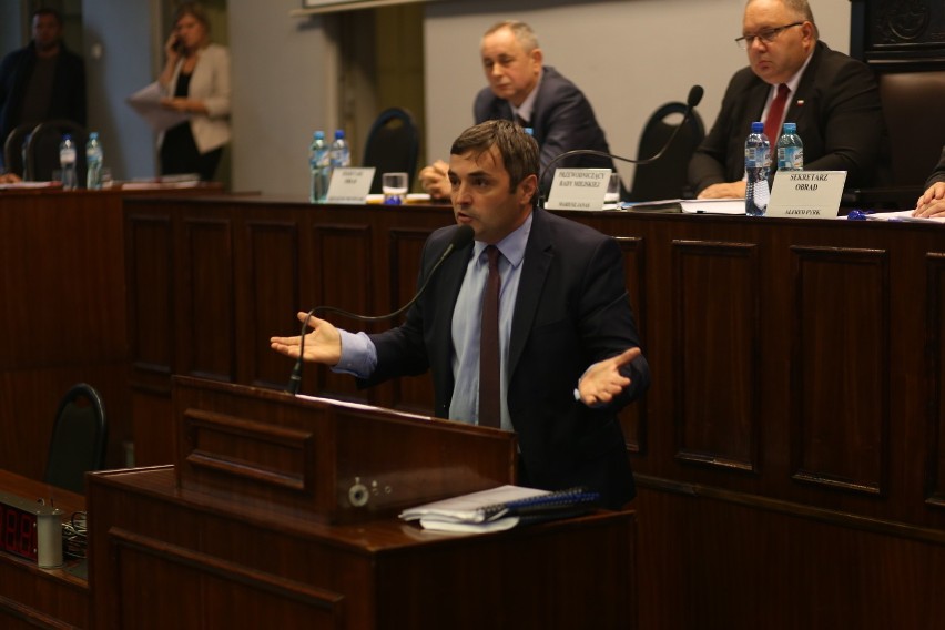 Bytomscy radni zdecydowali o referendum ws. odwołania Damiana Bartyli