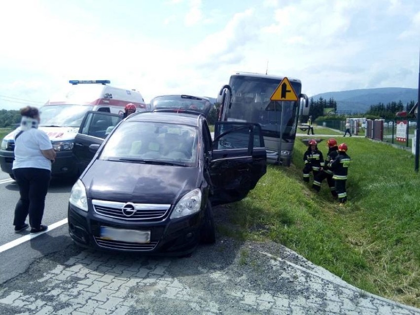 Na DK 75 zderzyły się samochód osobowy i kursowy autobus