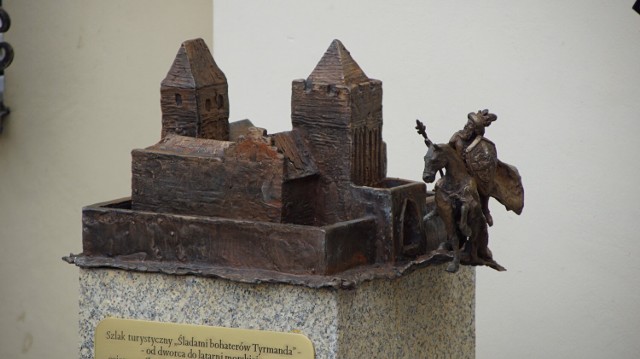 Projektem zrealizowanym z budżetu obywatelskiego jest Literacki Szlak Leopolda Tyrmanda. 8 rzeźb rozlokowano w różnych miejscach Darłowa.